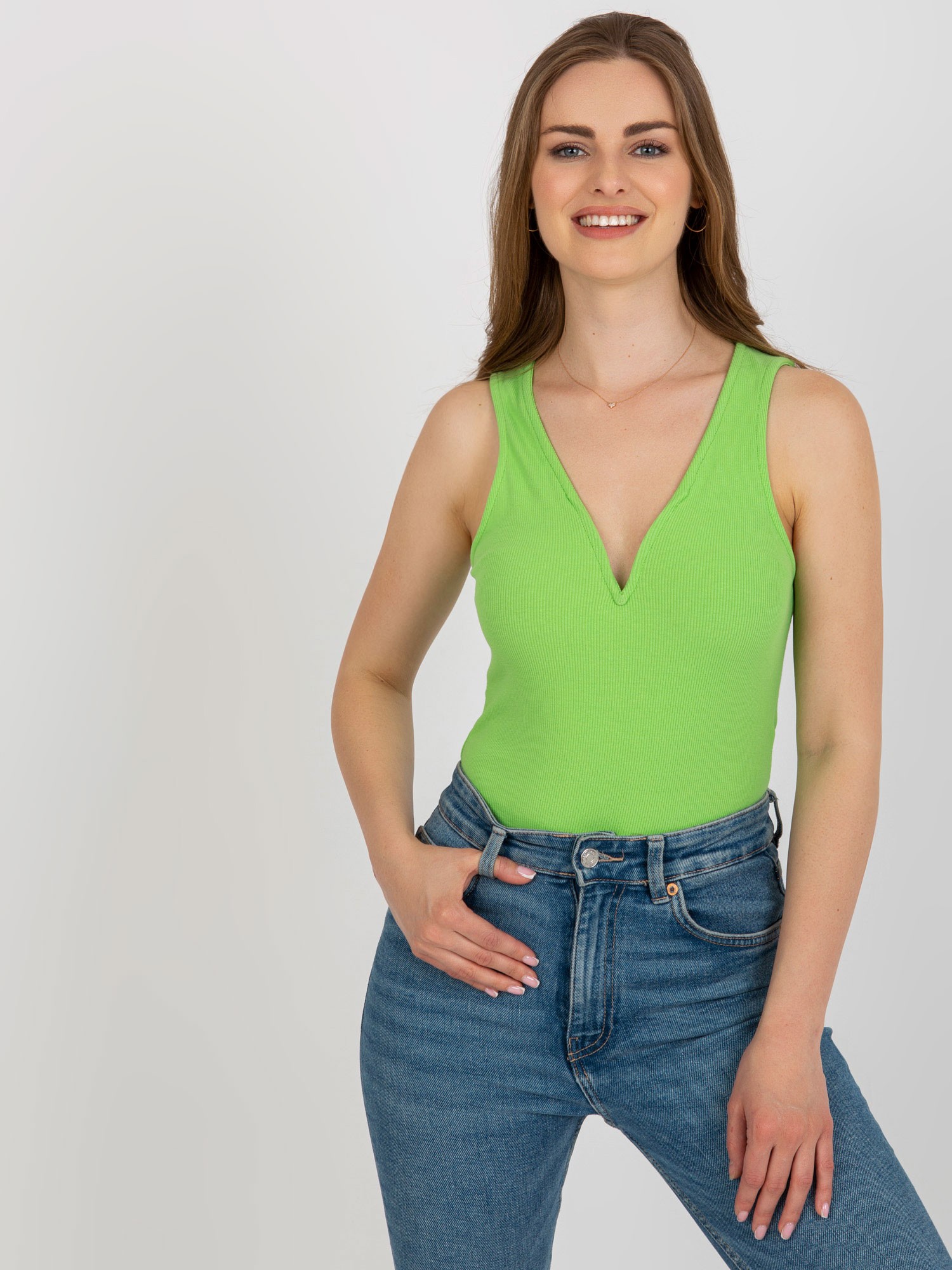 SVĚTLE ZELENÉ DÁMSKÉ ŽEBROVANÉ BODY S VÝSTŘIHEM NM-BO-L55093.29-LIGHT GREEN Velikost: ONE SIZE