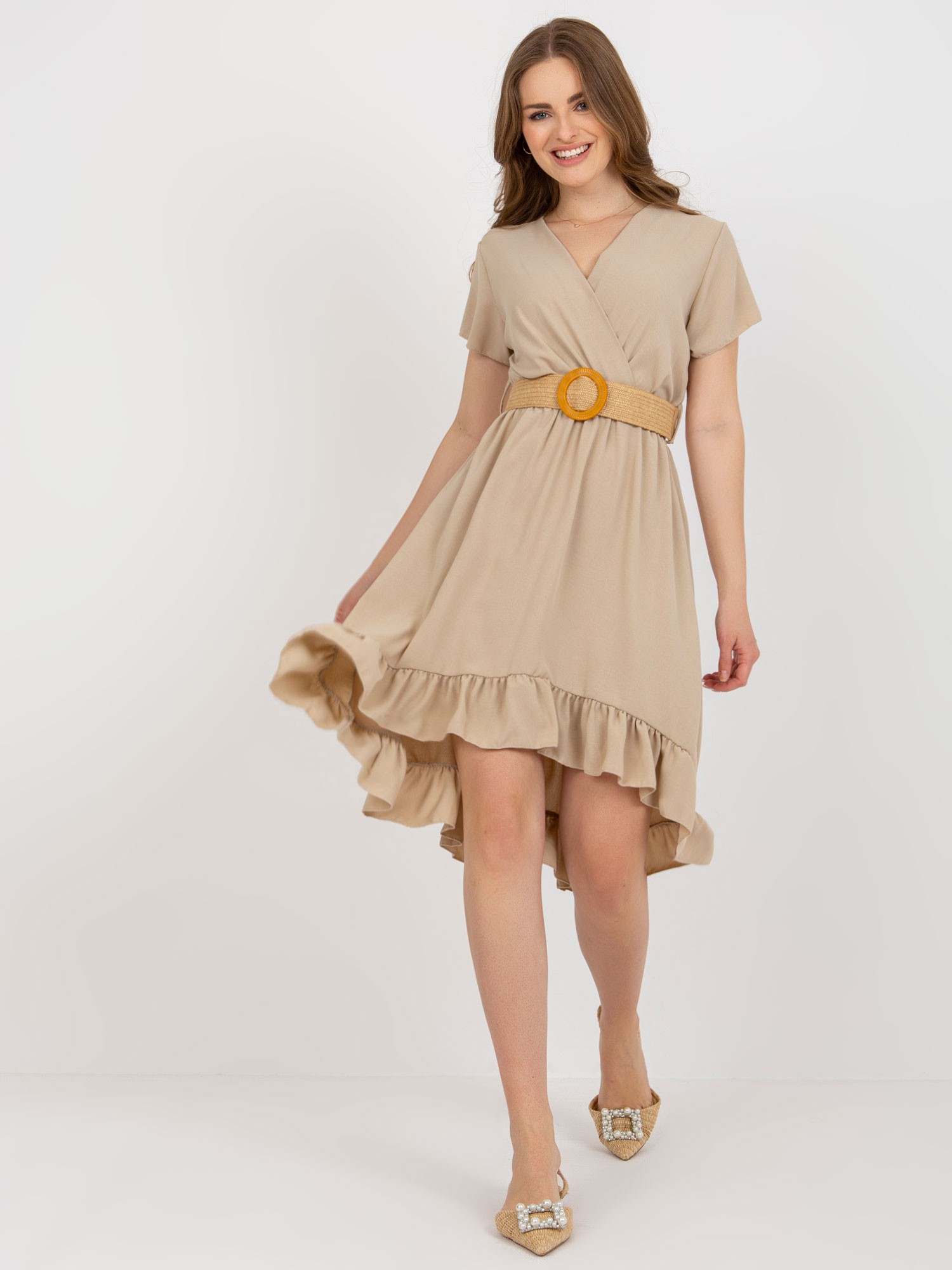 BÉŽOVÉ LETNÍ MIDI ŠATY S KRÁTKÝM RUKÁVEM A VOLÁNEM DHJ-SK-8358.19-BEIGE Velikost: ONE SIZE