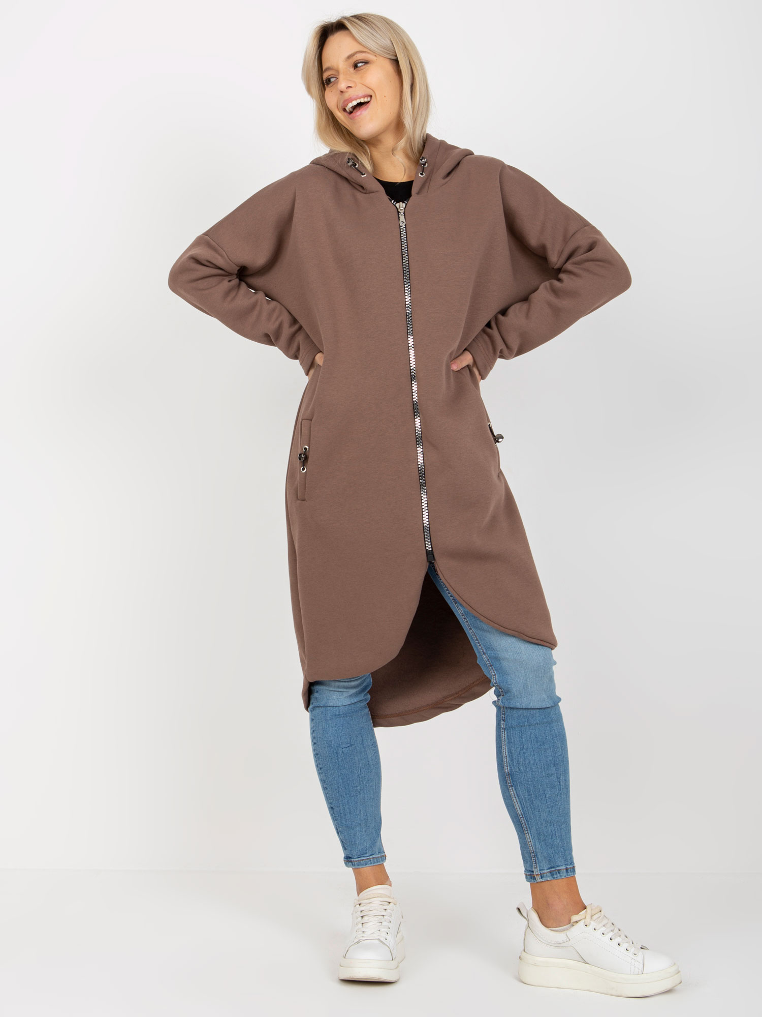 HNĚDÁ DLOUHÁ MIKINA NA ZIP RV-BL-4858-1.99P-BROWN Velikost: S/M