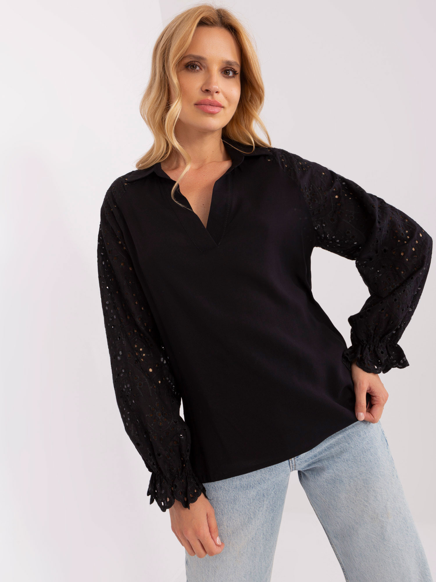 Černá halenka s madeirovými rukávy (Velikost L/XL)