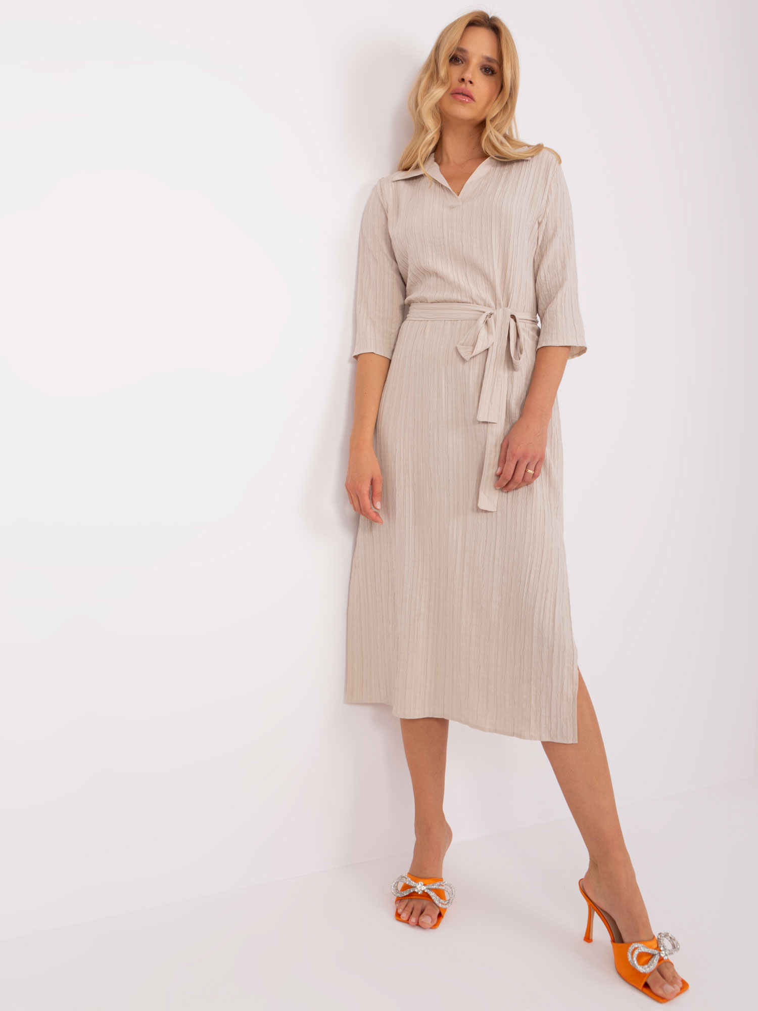 TMAVĚ BÉŽOVÉ MIDI ŠATY S PÁSKEM -LK-SK-509342-1.51P-LIGHT BEIGE Velikost: S/M