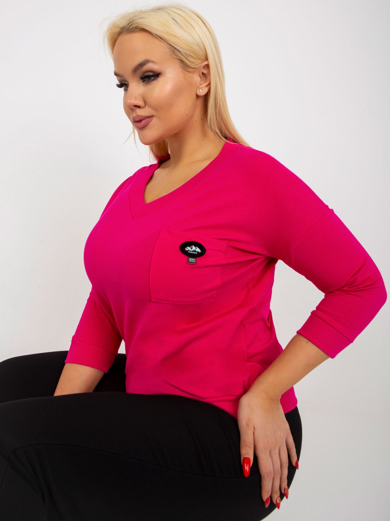 TMAVĚ RŮŽOVÉ TRIČKO S VÝSTŘIHEM DO V -RV-BZ-8475.81DARK PINK Velikost: ONE SIZE