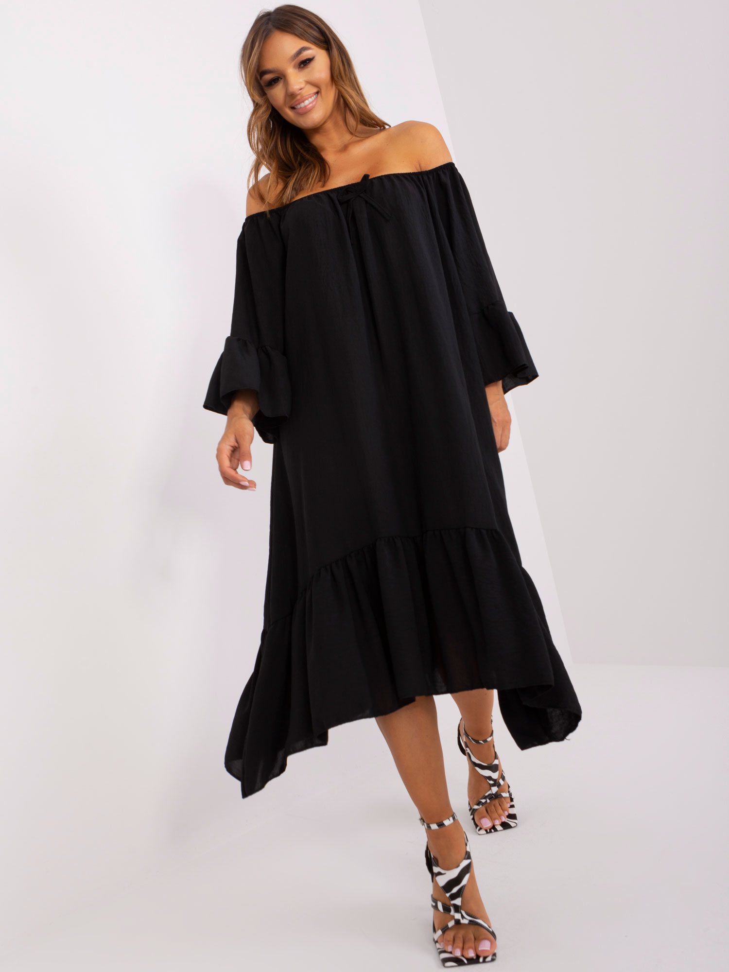 ČERNÉ ASYMETRICKÉ OVERSIZE MIDI ŠATY S VOLÁNEM DHJ-SK-6057.93-BLACK Velikost: ONE SIZE