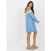 Světle modré svetrové šaty se vzorem