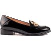 Černé lakované mokasíny se zlatou sponou