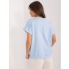 Světle modré tričko s výstřihem a výšivkou na kapsy