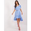 Světle modré volánové šaty s páskem a květinou