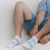 Bílé unisex kotníkové ponožky s pruhy a kotvičkami Art.117