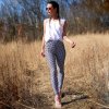 Dámské bílo-černé legíny s potiskem kohoutí stopy