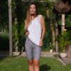 Dámské bílo-černé funkční kraťasy s potiskem kohoutí stopy