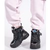 Černé dívčí boty se silnou podrážkou