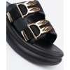 Černé dámské nazouváky na platformě se zlatými přezkami