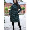 Tmavě zelený dámský zimní prošívaný kabát s vázáním v pase