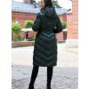 Tmavě zelený dámský zimní prošívaný kabát s vázáním v pase