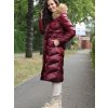 Vínový dámský zimní prošívaný kabát s kapucí