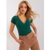 Tmavě zelené tričko s výstřihem