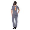 Šedý overal odhalující záda