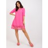 Neonově růžové šaty s krajkou