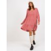 Růžové volné šaty s výstřihem