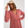 Růžové volné šaty s výstřihem