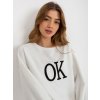 Bílá mikina s nápisem "OK"
