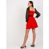 Červené koktejlové minišaty s páskem a krajkovými rukávy