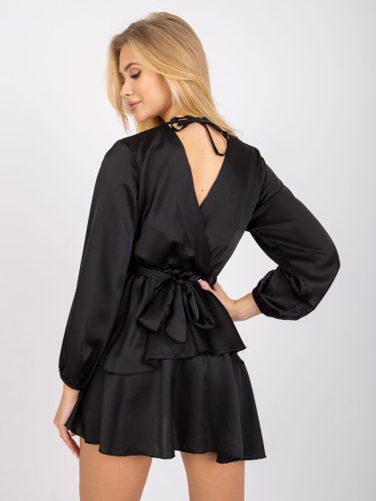 Fekete ruha Rimini hosszú ujjakkal és fodrokkal