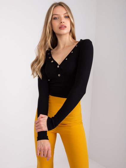 Fekete női póló nyakkivágással