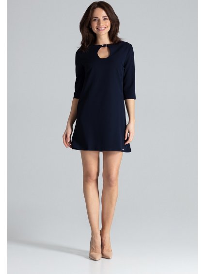 Sötétkék ruha kapoccsal a nyakán