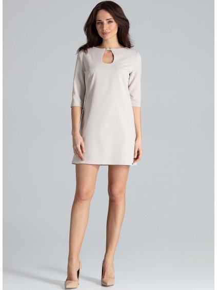 Bézs ruha kapoccsal a nyakánál