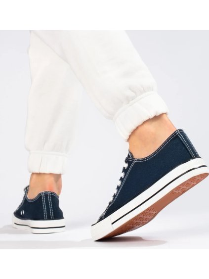 Klasszikus sötétkék tornacipő