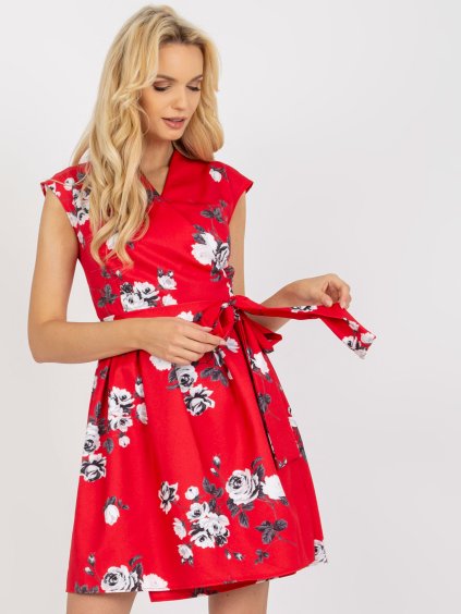 Piros ruha virágokkal