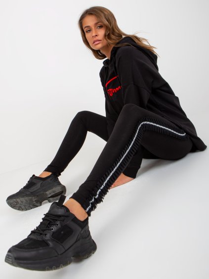 Laza fekete leggings feliratokkal az oldalán