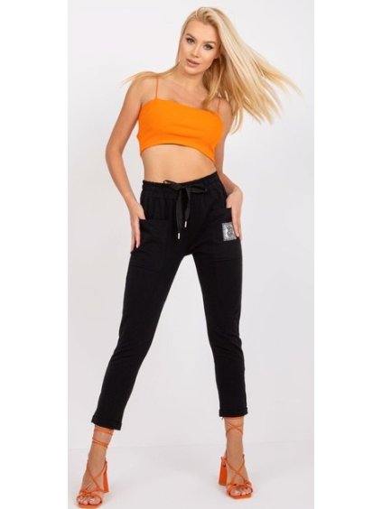 Fekete strasszokkal díszített bokáig érő nadrág