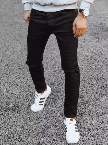 Fekete farmer lyukakkal a térdén