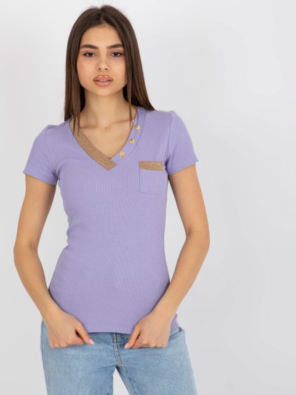 Világos lila póló zsebbel és nyakkivágással