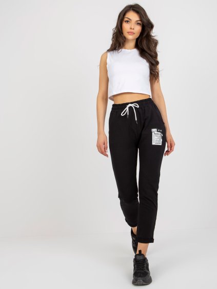 Fekete női melegítőnadrág hímzéssel