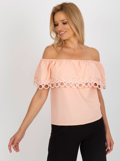 Sárgabarackszínű blúz csipkével és szabadon hagyott vállakkal