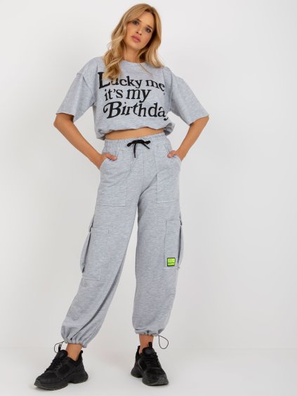 Szürke póló és melegítőnadrág szett