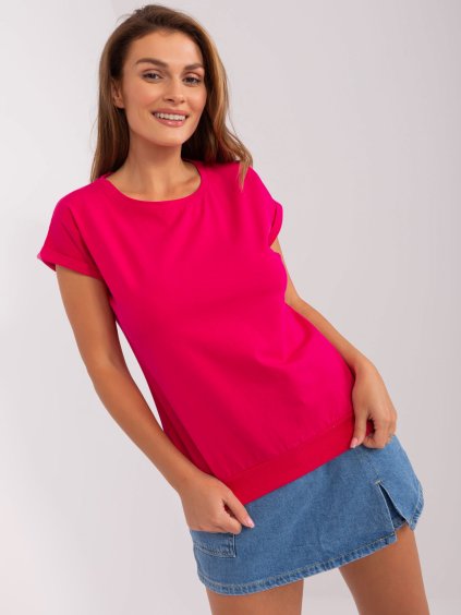 Sötét rózsaszín póló szívvel a hátán