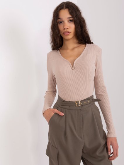 Bézs bordázott póló nyakkivágással