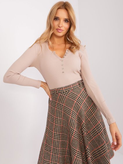 Bézs póló nyakkivágással