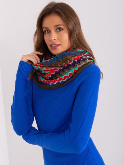 Barna színű kötött sál mintákkal