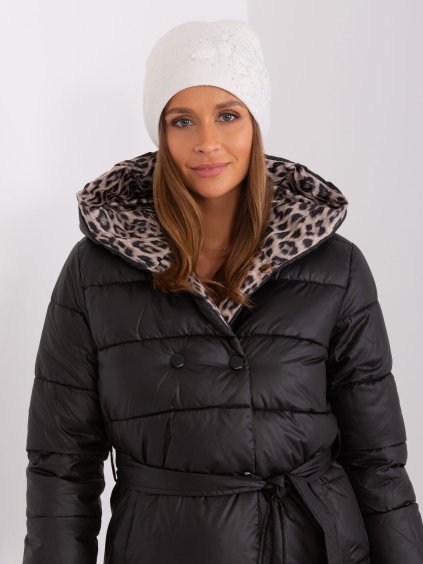 Krémes téli sapka strasszokkal