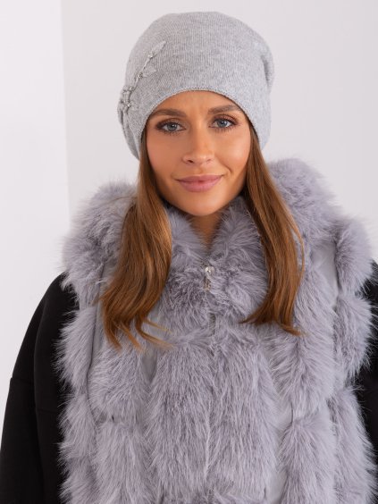 Szürke sapka mintával