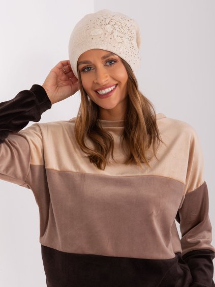 Világos bézs sapka mintával