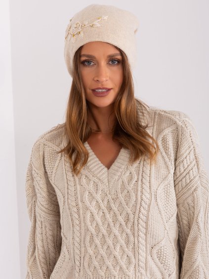 Világos bézs sapka virágos rátéttel