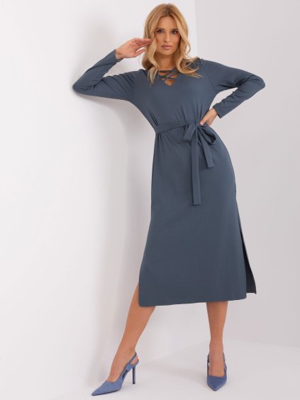 Sötétkék ruha hasítékkal és övvel
