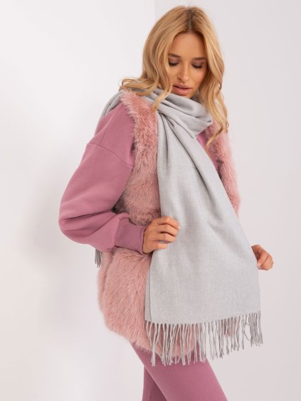 Világosszürke sál rojtokkal