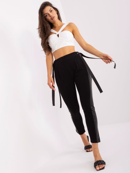 Fekete nadrág oldalcsíkkal és rojtokkal